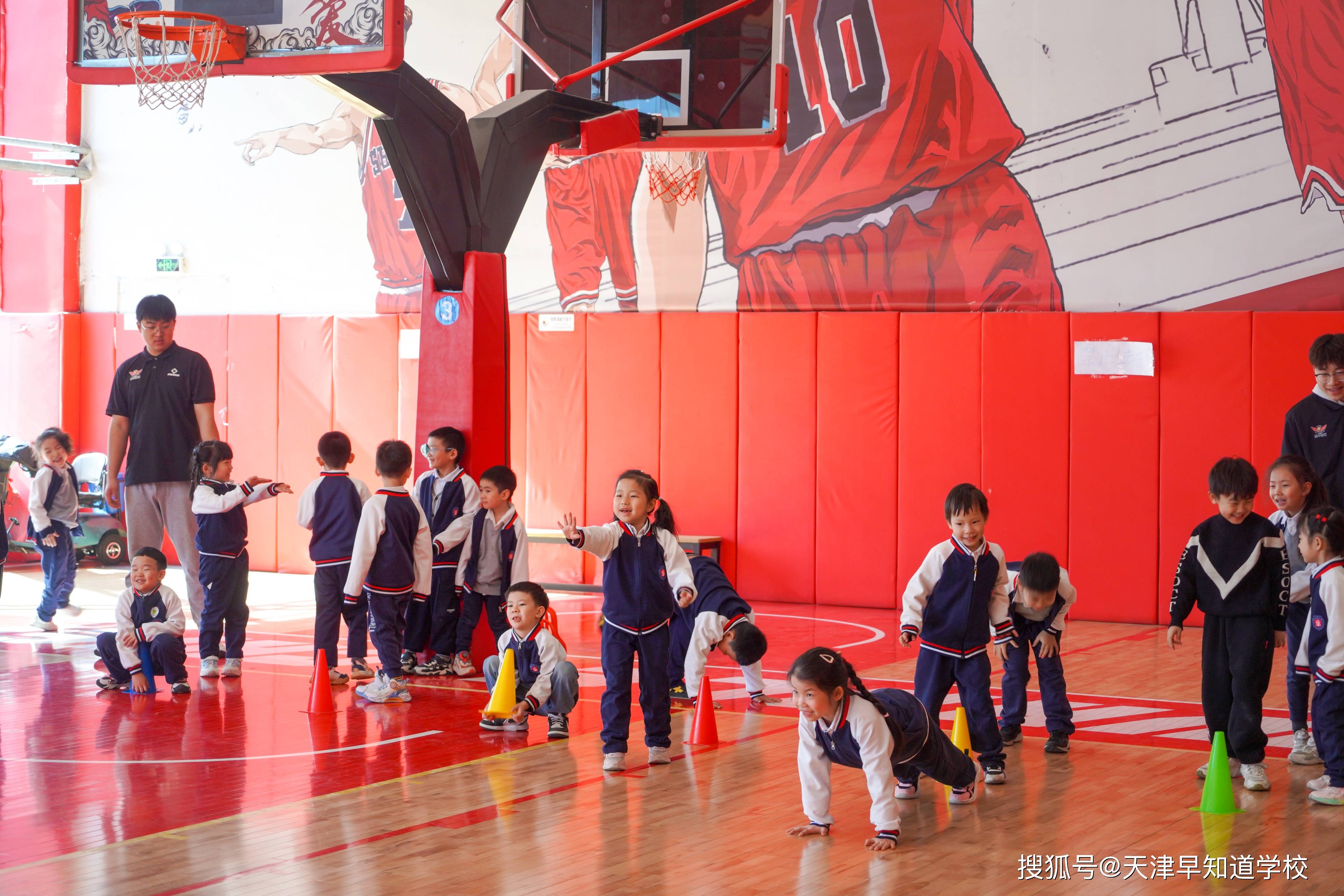 热爱篮球的少年儿童开启运动之旅